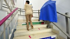 Ies leixa
Escaleras para todas las aulas. Para llegar a todas las clases hay que pasar por escaleras y, adem�s, est�n distribuidas en tres pabellones de forma que har�an falta tres ascensores. El �nico sistema del que disponen (el salvaescaleras de la imagen) se instal� hace a�os para que un alumno pudiese llegar a las aulas, pero en la actualidad est� estropeado.  