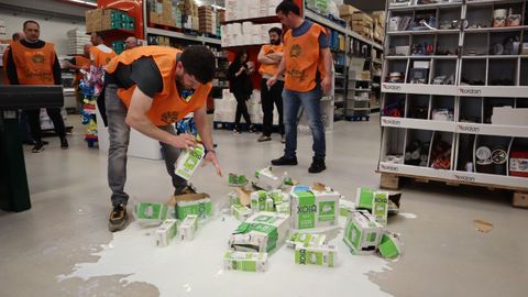 Protesta de Uni&oacute;ns Agrarias por la rebaja en el precio de la leche que ofertan las industrias a los ganaderos