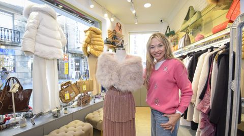 Silvia Otero, mostrando una de las propuestas de su tienda, Cherie, para esta Navidad.