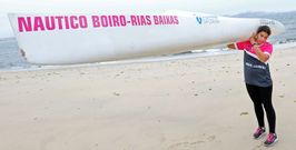 La deportista, el s�bado en la playa de Escarabote, con una piragua de su equipo de siempre, el Club R�as Baixas. 