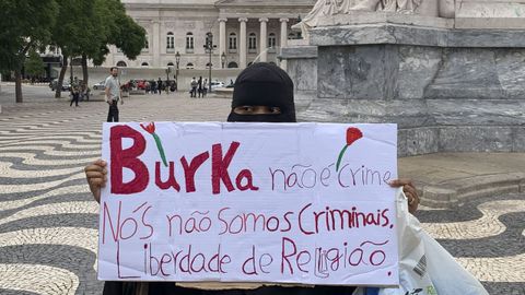 Una mujer durante la protesta de octubre pasado en Lisboa contra la ley que proh�be el burka y el nicab en el espacio p�blico
