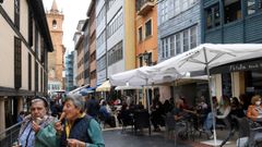 Terrazas llenas de gente en la Plaza del Font�n en Oviedo