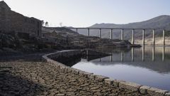 La antigua carretera que conectaba Lobios con Portugal, en la aldea de Aceredo, anegada en 1992 para la construccin del pantano de Alto Lindoso