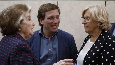 Carmena, con el candidato a relevarla en el Ayuntamiento de Madrid, Jos� Luis Mart�nez-Almeida, del PP