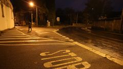 La calle Garc�a Niebla, en el barrio de San Xo�n, fue el punto en el que la Polic�a Local de Ferrol localiz� al joven malherido. 