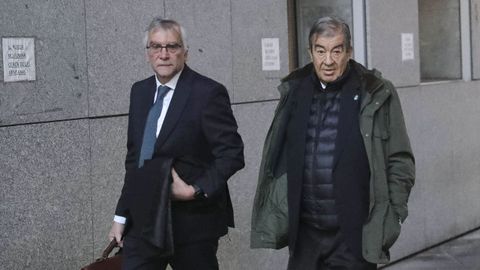 El expresidente del Principado y exvicepresidente del Gobierno, Francisco lvarez-Cascos (d), a su llegada este lunes a la cuarta sesin del juicio que se sigue en la seccin tercera Audiencia Provincial de Oviedo contra l