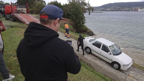 Retiran del mar el coche robado que apareci� en la playa de Caranza.