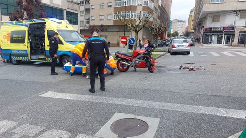 Un motorista resultó herido en la Ronda Xosé Castiñeiras con el cruce con el Paseo de los Estudiantes.