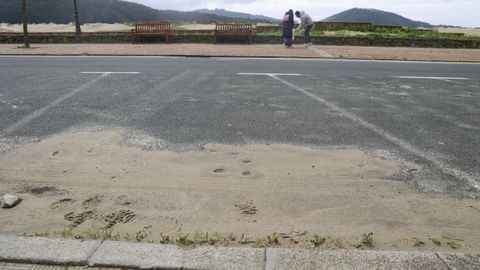 El viento ha arrastrado la arena hasta distintos puntos de la localidad