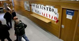 La oficina registral en los juzgados cuelga una gran pancarta contra las medidas de Gallard�n.