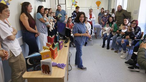 Sandra Senra, de la librer�a Libros para so�ar, explica a las familias c�mo funciona la nueva biblioteca del Hospital Provincial