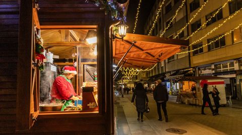 Ambiente navide�o, ayer por la noche, en el centro de Carballo 