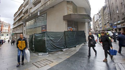 Trabajos en el antiguo local del Banco Santander en Pontevedra, que ocupará una tienda Ale-Hop