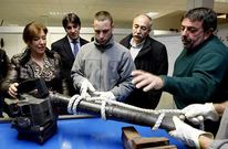 Beatriz Mato (izquierda) se interes� por el tipo de trabajo que desarrollar� el taller.