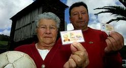 Manolo G�mez y su madre Carmen Maradona, en una imagen tomada en mayo de 2006