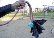 Una vecina muestra un hatillo con la correa de su perro.