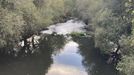 El ro Sar a su paso por Chave de Ponte, en Bastavales en el municipio de Brin, con mucha espuma tras los vertidos de la EDAR de A Silvouta