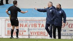 Alberto L�pez dialoga con el �rbitro durante el Viveiro 0-3 Estradense.