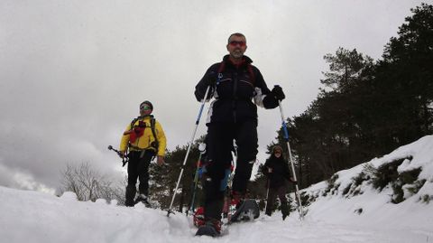 Raquetas de nieve y bastones son parte del equipamiento imprescindible para hacer rutas de monta�a estos d�as en O Courel