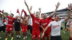 Los jugadores celebran el ascenso tras el partido contra el Betis. 