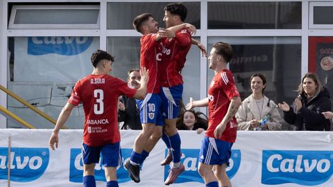 Iago Novo y Marru celebran el segundo tanto del mediapunta catalán en As Eiroas