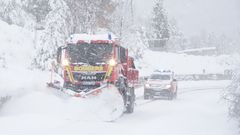 Una m�quina quitanieve, este s�bado, en una carretera de la provincia de Castell�n