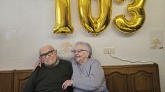 Guillermo y Mercedes, ayer jueves, en la celebraci�n del 103 aniversario del vecino de As Pontes de mayor edad