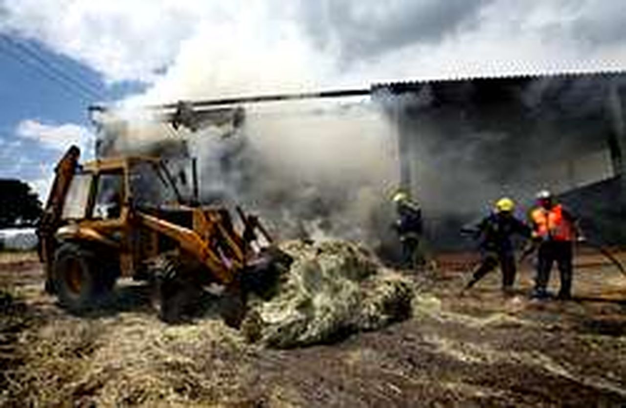 Un incendio calcina 2.000 alpacas de paja en un alpendre de Rodeiro