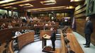 El presidente del Principado, Adri�n Barb�n y el de la Junta General, Marcelino Marcos L�ndez, durante la clausura de la final de la IV Liga de Debate Escolar, en la que participa el alumnado de Educaci�n Secundaria Obligatoria de centros p�blicos y concertados.