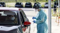 Solo en la tarde del viernes, personal sanitario tom� muestras a diecisiete personas en el puesto instalado en el aparcamiento del hospital de Monforte