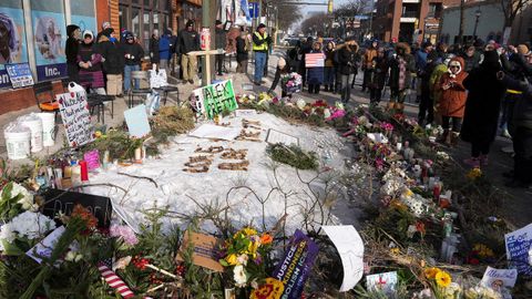 Concentraci�n en el lugar  donde Alex Pretti fue abatido el s�bado por agentes federales