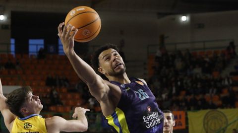 Ogunsipe peleó en el rebote
