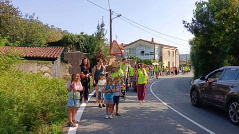 Los vecinos de Celas, en Culleredo, se movilizan para reclamar la construcci&oacute;n de aceras