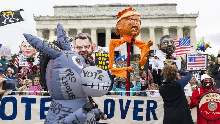Manifestantes contrarios a Trump se re�nen frente al Monumento a Lincoln para participar en una concentraci�n bajo el lema �Nada de reyes: vota por adelantado� en Washington. 