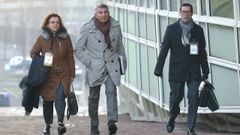 El perito Antonio Puyol, en el centro, con los abogados del Estado