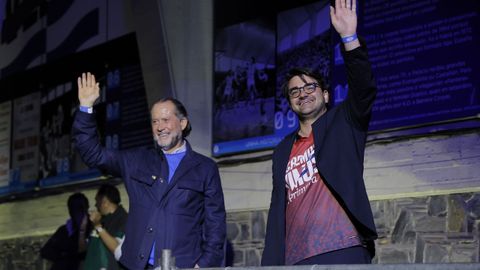 Juan Carlos Escotet, presidente del Deportivo, y Massimo Benassi, director general del club, saludan a los aficionados congregados en Riazor tras el ascenso