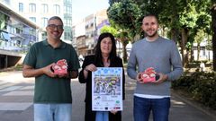 De izquierda a derecha, el alcalde de Carballo, Daniel P�rez; la presidenta del Club Ciclista Carballo, Vanesa Loureiro, y el edil de Deportes, Daniel Barreiro.