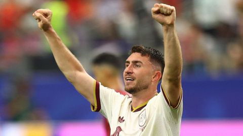 Aymeric Laporte celebra el triunfo de la selecci�n espa�ola ante Portugal.