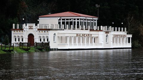 Balneario de Cortegada de 1937 en el margen del río Miño, durante una crecida.