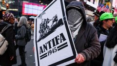 Un manifestante con un cartel antifascista en Nueva York.