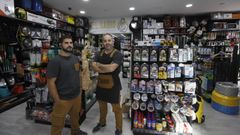 Gabriel P�rez, empleado, y �scar Sa�nza, reponsable de la ferreter�a El Sabio en la calle Ram�n Puga