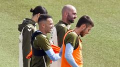 Claudio Gir�ldez y Iago Aspas, junto a Laura Centoira y �scar Mingueza, en el entrenamiento del Celta de este s�bado.