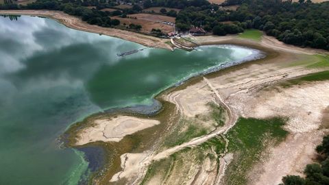 Una imagen tomada con un dron muestra c�mo los bajos niveles de agua dejan al descubierto el lecho del embalse de Hanningfield, en Gran Breta�a, el 17 de agosto de 2026.