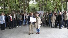 O voceiro da plataforma Queremos Galego, Marcos Maceira, mostra, xunto  xornalista Tereixa Navaza, a declaracin en favor da lingua asinada por un cento de representantes municipais