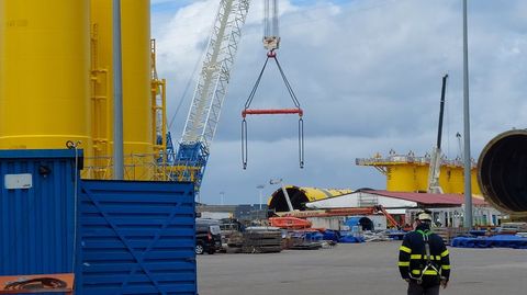 Piezas de transición para «monopiles» de Windar en el puerto de Avilés