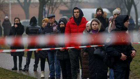 Varias personas congregadas en los alrededores del lugar en el que se ha estrellado un avi�n en Brovary, Ucrania
