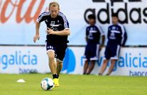 Krohn-Dehli conduce el bal�n antes de tirar a porter�a durante un entrenamiento de pretemporada en A Madroa.