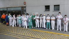 Profesionales sanitarios del servicio de urgencias del hospital Montecelo, en Pontevedra, el d�a 24 de abril durante el minuto de silencio convocado por Semes