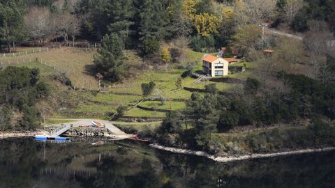 Casa Maiorga est� en una �rea recreativa situada junto al Mi�o, a unos ocho kil�metros r�o arriba del embalse de Os Peares