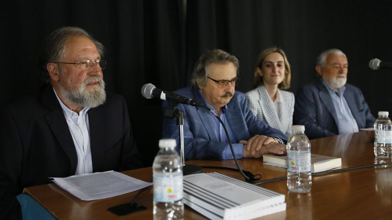 Foto de archivo de 2022 durante la presentacin de un libro de Pepe Otero (en el centro), arropado por Ramn Reimunde, Daro Villanueva e Ins Lpez